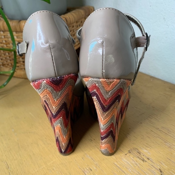 Steve Madden Tan Faux Leather Wedges With Patterned Embroidered Bottoms Size 6.5 - Picture 4 of 11